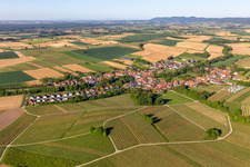 Dorfansicht aus Nordosten in Dierbach im Bundesland Rheinland-Pfalz, Deutschland
