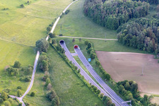 Tunnelportal der A81 bei Singen in Hilzingen im Bundesland Baden-Württemberg, Deutschland