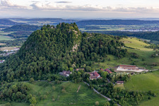 Luftbild von Hohentwiel mit Festungsruine von 914 und Panoramablick ist ein erloschener Vulkan in Singen im Bundesland Baden-Württemberg, Deutschland