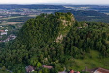 Luftaufnahme von Hohentwiel mit Festungsruine von 914 und Panoramablick ist ein erloschener Vulkan in Singen im Bundesland Baden-Württemberg, Deutschland