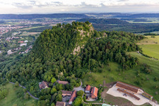 Schrägluftbild von Hohentwiel mit Festungsruine von 914 und Panoramablick ist ein erloschener Vulkan in Singen im Bundesland Baden-Württemberg, Deutschland