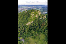 Hohentwiel mit Festungsruine von 914 und Panoramablick ist ein erloschener Vulkan in Singen im Bundesland Baden-Württemberg, Deutschland von oben gesehen