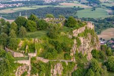 Hohentwiel mit Festungsruine von 914 und Panoramablick ist ein erloschener Vulkan in Singen im Bundesland Baden-Württemberg, Deutschland vom Flugzeug aus