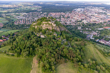 Hohentwiel mit Festungsruine von 914 und Panoramablick ist ein erloschener Vulkan in Singen im Bundesland Baden-Württemberg, Deutschland aus der Luft betrachtet