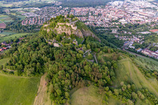 Hohentwiel mit Festungsruine von 914 und Panoramablick ist ein erloschener Vulkan bei Singen im Bundesland Baden-Württemberg, Deutschland