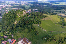 Luftbild von Hotel Restaurant Hohentwiel am Hohentwiel mit Festungsruine von 914 und Panoramablick ist ein erloschener Vulkan in Singen im Bundesland Baden-Württemberg, Deutschland