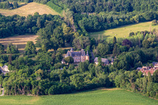 Schrägluftbild von Château de Semur-en-Vallon im Bundesland Sarthe, Frankreich