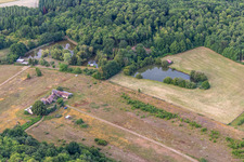 Schrägluftbild von Dollon im Bundesland Sarthe, Frankreich