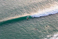 Wellensurfer vor dem Plage de Tronoën in Saint-Jean-Trolimon im Bundesland Finistère, Frankreich von oben