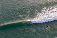 Wellensurfer vor dem Plage de Tronoën in Saint-Jean-Trolimon im Bundesland Finistère, Frankreich aus der Luft