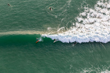 Wellensurfer vor dem Plage de Tronoën in Saint-Jean-Trolimon im Bundesland Finistère, Frankreich vom Flugzeug aus