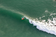 Wellensurfer vor dem Plage de Tronoën in Saint-Jean-Trolimon im Bundesland Finistère, Frankreich aus der Luft betrachtet