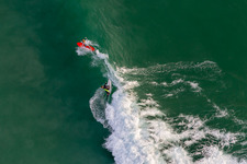 Luftbild von Wellensurfer vor dem Plage de Tronoën/Bretagne in Saint-Jean-Trolimon im Bundesland Finistère, Frankreich