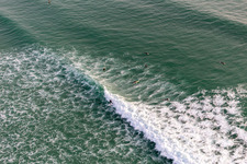 Luftbild von Wellensurfer vor dem Plage de Tronoën in Saint-Jean-Trolimon im Bundesland Finistère, Frankreich