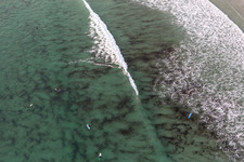 Luftbild von Wellensurfer vor dem Plage la Torche-Tronoën in Plomeur im Bundesland Finistère, Frankreich