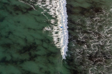 Luftaufnahme von Wellensurfer vor dem Plage la Torche-Tronoën in Plomeur im Bundesland Finistère, Frankreich