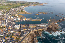Luftaufnahme von Port de pêche de Saint-Guénolé im Ortsteil St-Guenole-St Pierre in Penmarch im Bundesland Finistère, Frankreich