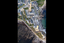Phare d’Eckmühl und Der Alte Leuchtturm von Penmarch im Bundesland Finistère, Frankreich von oben