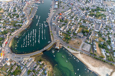 Drohnenaufname von Hafen von Guilvine in Treffiagat im Bundesland Finistère, Frankreich