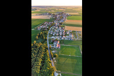 Hauptstraße von Osten in Buchhofen im Bundesland Bayern, Deutschland