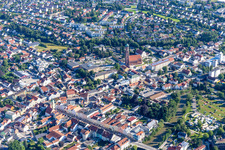 Luftbild von Stadtplatz und Stadtpfarrkirche Mariä Himmelfahrt in Vilsbiburg im Bundesland Bayern, Deutschland