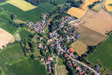 Dorfmitte mit St. Stephanus Kirche im Ortsteil Weihenstephan in Hohenthann im Bundesland Bayern, Deutschland
