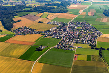 Schrägluftbild von Ortsteil Dornwang in Moosthenning im Bundesland Bayern, Deutschland