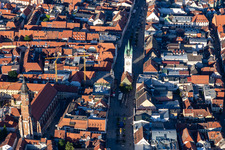 Historische Altstadt mit Stadtturm Straubing auf dem Theresienplatz im Bundesland Bayern, Deutschland