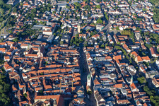 Luftaufnahme von Historische Altstadt mit Stadtturm Straubing auf dem Theresienplatz im Bundesland Bayern, Deutschland