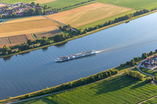 Flusskreuzfahrtschiff auf der Donau im Ortsteil Frenghofen in Bach an der Donau im Bundesland Bayern, Deutschland