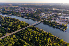B35-Rheinbrücke und Rheinhafen Germersheim / im Bundesland Rheinland-Pfalz, Deutschland