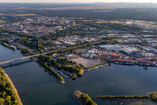 Luftbild von B35-Rheinbrücke und Rheinhafen Germersheim / im Bundesland Rheinland-Pfalz, Deutschland