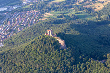 Burg Trifels in Annweiler am Trifels im Bundesland Rheinland-Pfalz, Deutschland von oben gesehen