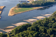 Luftaufnahme von Trockengefallene Buhnen und Sandbänke im Rhein wegen Niedrigwasser in Neupotz im Bundesland Rheinland-Pfalz, Deutschland
