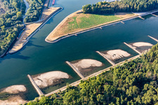Wegen Niedrigwasser trockengefallene Buhnen und Sandbänke im Rhein beim Ölhafen Karlsruhe in Neupotz im Bundesland Rheinland-Pfalz, Deutschland