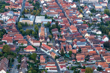 Marktplatz, St. Georgskirche in Kandel im Bundesland Rheinland-Pfalz, Deutschland