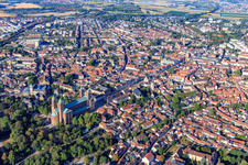 Dom zu Speyer und Maximilianstraße von Nordosten im Bundesland Rheinland-Pfalz, Deutschland
