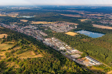 Schrägluftbild von Industriegebiet Im Schollengarten im Ortsteil Untergrombach in Bruchsal im Bundesland Baden-Württemberg, Deutschland