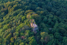 Drohnenaufname von Burgruine Neukastel in Leinsweiler im Bundesland Rheinland-Pfalz, Deutschland