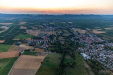 Mühlhofen und Billigheim-Ingenheim im Abendrot im Bundesland Rheinland-Pfalz, Deutschland