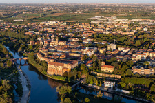 Castello di Cassano d'Adda, Villa Gabbioneta in Cassano d’Adda im Bundesland Lombardei, Italien aus der Luft
