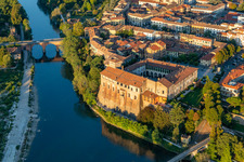 Schloß von Cassano d'Adda am Ufer der Adda in der Lombardei in Cassano d’Adda, Italien