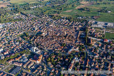 Schrägluftbild von Rivolta d’Adda im Bundesland Cremona, Italien