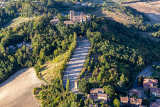 Luftaufnahme von Schloss Montegibbio  Castello di Montegibbio in Sassuolo im Bundesland Modena, Italien