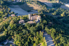 Luftaufnahme von Schloss Montegibbio Castello di Montegibbio im Ortsteil Il Poggio in Sassuolo im Bundesland Modena, Italien