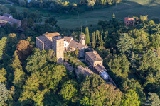 Schloss Montegibbio Castello di Montegibbio im Ortsteil Il Poggio in Sassuolo im Bundesland Modena, Italien von oben gesehen