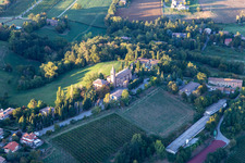 Luftbild von Santuario della Beata Vergine di Lourdes in Montericco in Albinea im Bundesland Reggio Emilia, Italien