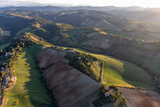Luftbild von Albinea im Bundesland Reggio Emilia, Italien
