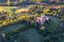 Luftbild von Chiesa della Natività della Beata Vergine Maria im Ortsteil Chiesa Albinea im Bundesland Reggio Emilia, Italien