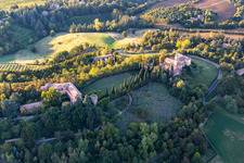 Luftaufnahme von Chiesa della Natività della Beata Vergine Maria im Ortsteil Chiesa Albinea im Bundesland Reggio Emilia, Italien